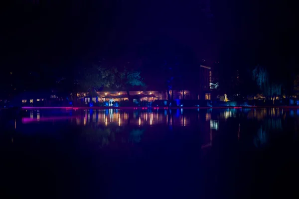Neon Ljus Nattshow Park Stadssjö Genk Belgien Träd Belysta Fascinerande — Stockfoto