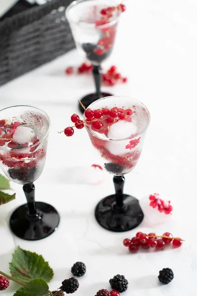 Transparentní Gin Tonikem Ledem Čerstvým Červeným Rybízem Ostružinami Krásných Křišťálových — Stock fotografie