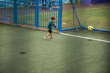 Genk, BELGIUM, 18 Ağustos 2021: Futbolcu çocuk yeşil çimenlikte gol attı, yüksek kaliteli fotoğraf