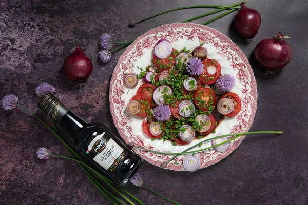 Belgium May 2022 Tomato Salad Purple Onion Rings Dressed Ponti — Stock Photo, Image
