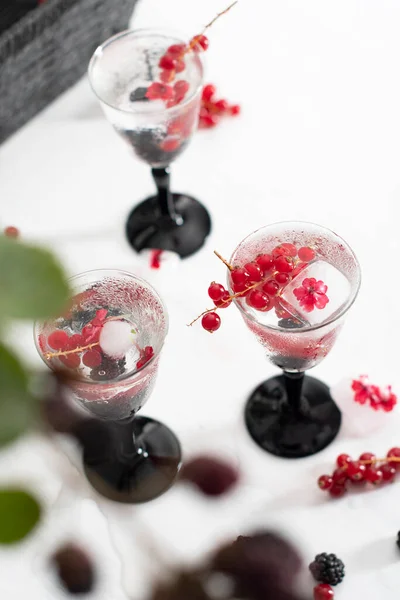 Transparentní Gin Tonikem Ledem Čerstvým Červeným Rybízem Ostružinami Krásných Křišťálových — Stock fotografie