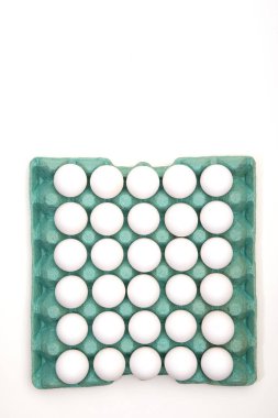 Taze çiğ beyaz yumurta paketi yeşil karton, beyaz arka plan, üst manzara, yüksek kalite fotoğraf