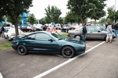 Genk, BELGIUM, 18 Ağustos 2021: Gri Volvo 'daki The Luminus Arena Genk' in klasik yaz buluşması. Yüksek kalite fotoğraf
