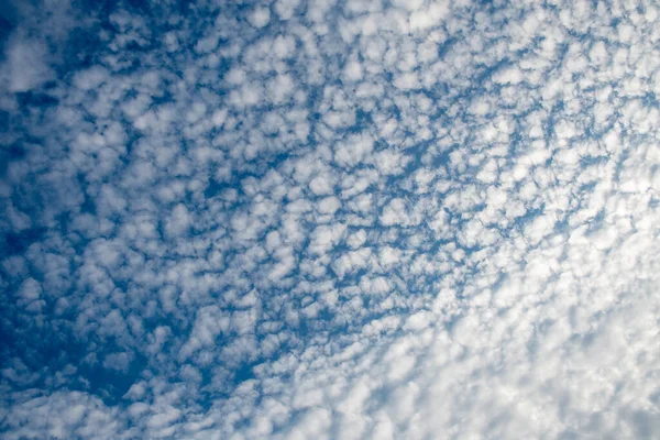 宁静的蓝天 白色的卷云 自然的背景 高质量的照片 — 图库照片