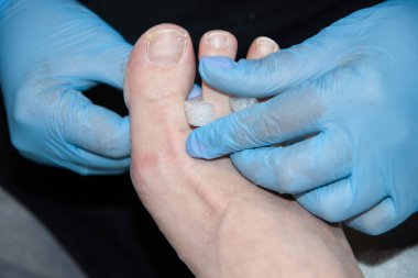 Beyaz süngerimsi ayak parmaklı müşteriler, güzellik merkezinde ayak bakımı, yüksek kaliteli fotoğraf.