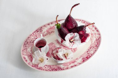 Kırmızı şarapta armut, beyaz tabaklarda vanilyalı dondurma, lezzetli yaz durgun hayat ve mevsimlik lezzetler, gurme tatlı tatlı tatlı, mor renk, yüksek kaliteli fotoğraf.