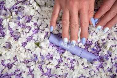 Catrice Yeux Max It Cilt ve Uzunluğu Mascara Deep Black küçük taşların leylak arkaplanına karşı, yakın plan, A, Belçika, 14 Mayıs 2022, yüksek kaliteli fotoğraf,