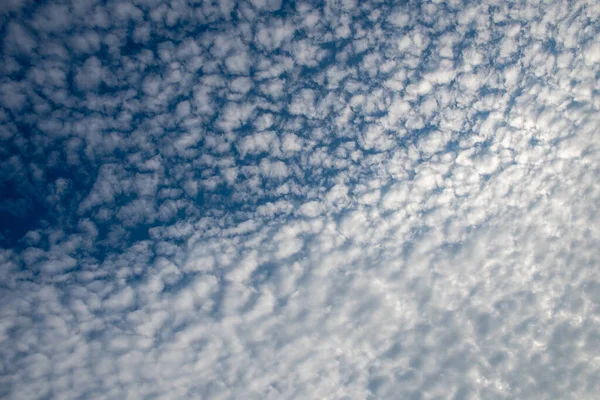 Huzurlu Mavi Gökyüzü Beyaz Sirrus Bulutlu Doku Doğal Arka Plan — Stok fotoğraf