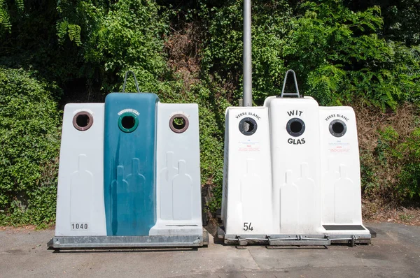 Verschillende Containers Voor Vuilnis Glas Buiten Afvalsortering Recycling Hoge Kwaliteit — Stockfoto