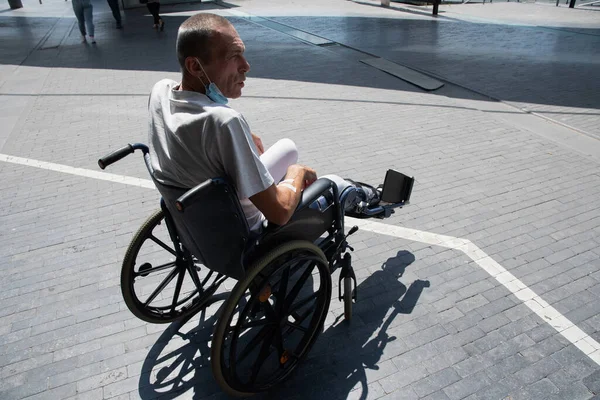 Muž Středního Věku Zlomenou Nohou Sádře Invalidním Vozíku Procházce Poblíž — Stock fotografie