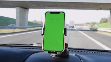 Ön camında yeşil ekran olan akıllı telefon arabanın içinde, yol navigasyonu ve haritalar. Yüksek kalite 4k görüntü