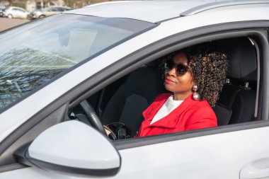 Trafikte dururken makyaj yapan Afro-Amerikalı bir kadın. Çocuklu modern evli bir iş kadını, kaliteli bir fotoğraf.