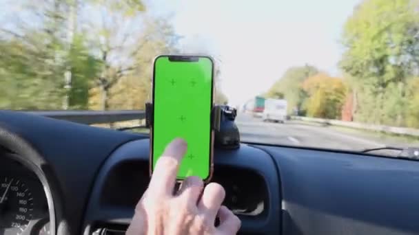 在汽车内部 道路导航和地图的挡风玻璃架上装有绿色显示屏的智能手机 高质量的4K镜头 — 图库视频影像