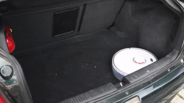 Ρομπότ Ηλεκτρική Σκούπα Στο Πορτ Μπαγκάζ Ενός Αυτοκινήτου Τεχνολογίες Που — Αρχείο Βίντεο