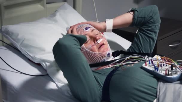 Kobieta Średnim Wieku Mierząca Fale Mózgowe Badająca Polisomnografię Laboratorium Snu — Wideo stockowe