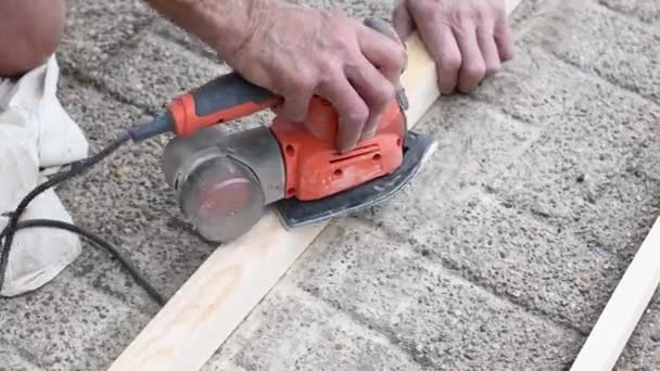 건축자의 남자는 분쇄기를 사용하여 나무토막을 가까이 프로세스를 품질의 장면을 갈아서 — 비디오