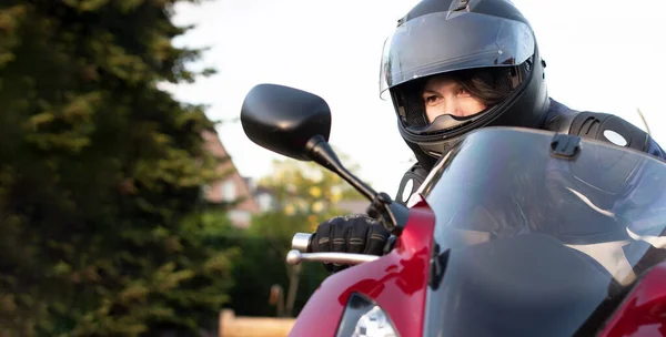 Een Jong Meisje Motorrijder Een Helm Een Moto Pak Rijden — Stockfoto