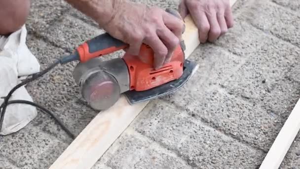 Builder Male Malen Een Blok Hout Met Een Handmatige Schuurpapier — Stockvideo