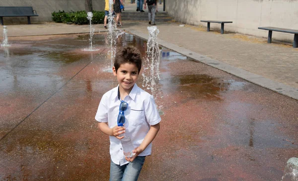 Pojke Leker Med Fontän Offentlig Park Barn Som Har Roligt — Stockfoto