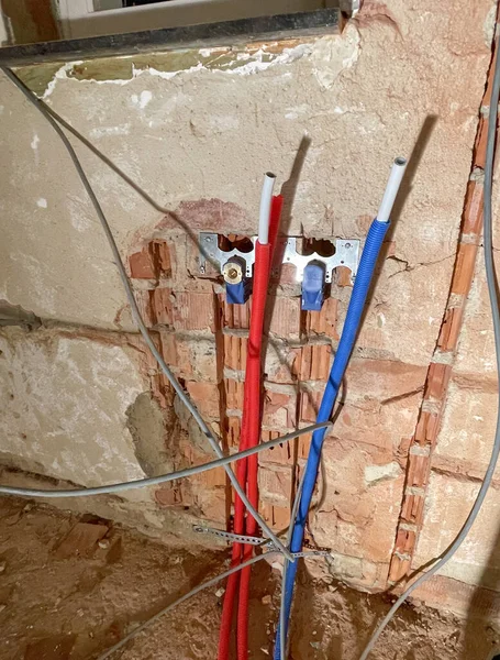 Красные Синие Гофрированные Трубы Проводами Выходят Гипсокартонной Стены Распределение Проводки — стоковое фото