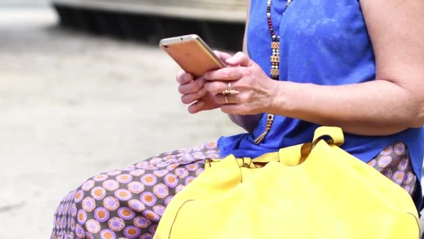 Homme Âge Moyen Tapant Message Sur Smartphone Assis Sur Banc — Video