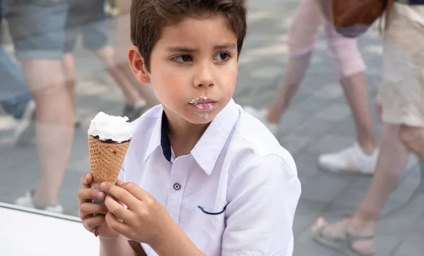 Милый Мальчик Грязным Лицом Ест Мороженое Ребенок Наслаждается Десертом Прогулке — стоковое фото