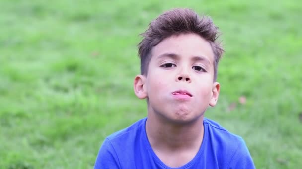 Een Zesjarige Jongen Een Blauw Shirt Met Een Vies Gezicht — Stockvideo