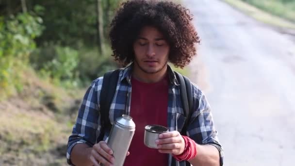 Siyah Saçlı Bir Arap Termos Kapağından Çay Içer Kameraya Bakar — Stok video
