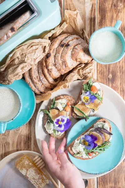 Ev yapımı ekmek ile nefis bruschetta, incir, yumuşak peynir, nonoşlar, üst manzara ile süslenmiş. Yüksek kalite fotoğraf