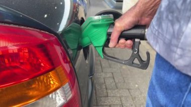Benzin deposunun açılması, benzin fiyatlarının yükselmesi, mazot, yakıt, petrol, yakıt, benzinli yakıt deposu, video FullHD formatında yakıt ikmali