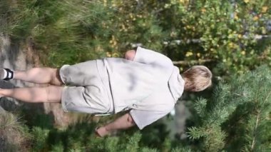 Ormanda bej örgü elbiseli orta yaşlı bir kadın onu takip etmesi için arkasından yürüyen adamı arıyor, çam ormanının havasını soluyor, gölün kıyısındaki sazlıklarda saklanıyor.