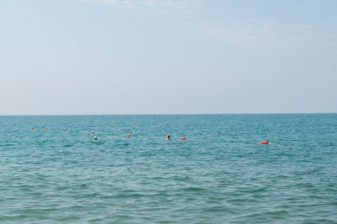 Mavi gökyüzünün huzurlu manzarası ve mavi denizin sakin yüzeyi, sıcak bir ülkede tatil ve eğlence.,