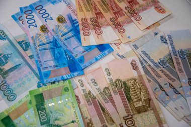 Masada beş, iki, bin Rus rublesi değerinde çok renkli para yığını var.