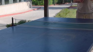 Sekiz yaşındaki sarışın çocuk babasıyla özel bir masa tenisi kortunda pinpon oynuyor çocuklar için eğlenceli yaz sporları, Türkiye 'deki tüm aileyle unutulmaz yaz tatilleri.