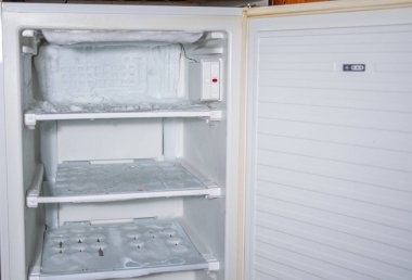 Dondurucunun duvarlarında ve soğutma tüplerinde bir buz kabuğu oluştu ve buz yayılıyor, acilen çözülmesi gerekiyor.,