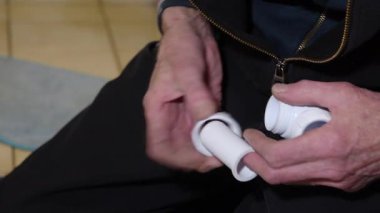 Profesyonel bir tesisatçı, banyo lavabosu için su geçirmez bir drenaj sistemi yaratmak için beyaz plastik boruları ve özel tesisatları dikkatlice bağlar.,