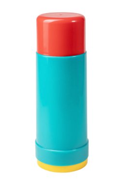 Beyaz arka planda izole edilmiş kırmızı kapaklı turkuaz renkli parlak klasik plastik termoslar. Sıcak içeceklerin uzun vadeli depolanması için yüksek kaliteli termal yalıtım.,