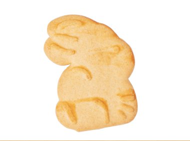 Beyaz arka planda izole edilmiş taze pişmiş altın sarısı Paskalya tavşanı kurabiyeleri bahar kutlamalarının ve Hıristiyan geleneklerinin özünü yakalıyor.,