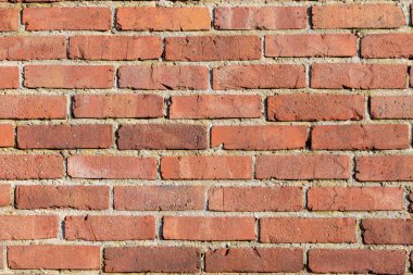 Kırmızı tuğla duvarın yıpranmış şekli mimari çizimler ve kırsal kompozisyonlar için dokulu bir zemin oluşturur.