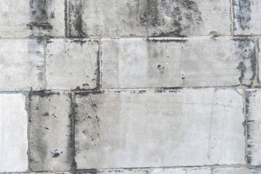 Yıpranmış taş duvar yüzeyi, büyük gri düzensiz şekilli taşlardan oluşmuş, siyah eklemli taşlar, ki bu tipik bir doğal taş, doğal mimari elementler ve rustik klasik estetik.