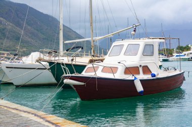 Akdeniz 'deki iskeleye birkaç yat ve tekne demirlemiş durumda..