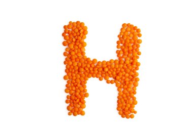 Kırmızı mercimek taneciklerinden oluşan büyük harf 'H' temiz beyaz zemin üzerinde. Organik elementler ve tipografinin uyumlu bir karışımı, çevre dostu vejetaryen sanatının özünü yakalar. Yemek blogu ve menüsü için mükemmel