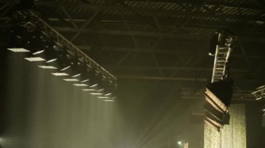 Metal kirişleri ve asılı softbox 'ları olan bir video stüdyosunun tavanı.