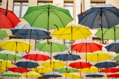 Birçok renkli şemsiye dekorasyon için caddenin üzerinde asılı.