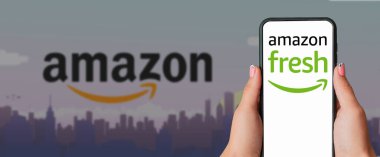 Buenos Aires, Arjantin; 11-03-2023: Akıllı telefon ekranında Amazon Taze logosu.