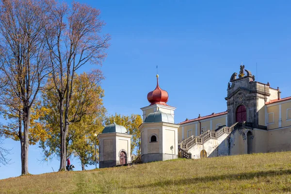 Fjällkloster Guds Moder Byn Horni Hedec Staden Kraliky Östra Böhmen — Stockfoto