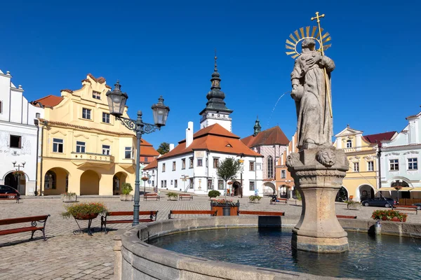 チェコ共和国ヴィソチナ県ペリモフ町マザリク広場 — ストック写真