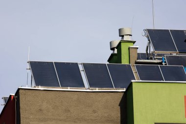 Bir apartmanın çatısındaki güneş panelleri. Burada yaşayanlar için elektrik tasarrufu. Fotoğraf güneşli bir günde çekildi..