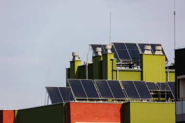 Bir apartmanın çatısındaki güneş panelleri. Burada yaşayanlar için elektrik tasarrufu. Fotoğraf güneşli bir günde çekildi..