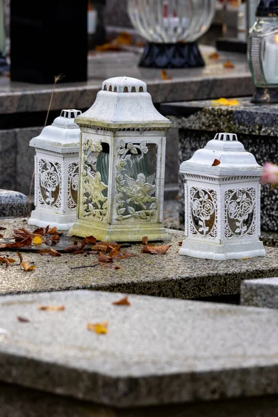 Svíčky Hrobech Hřbitově Během Dne Všech Svatých Pořízeno Během Dne — Stock fotografie